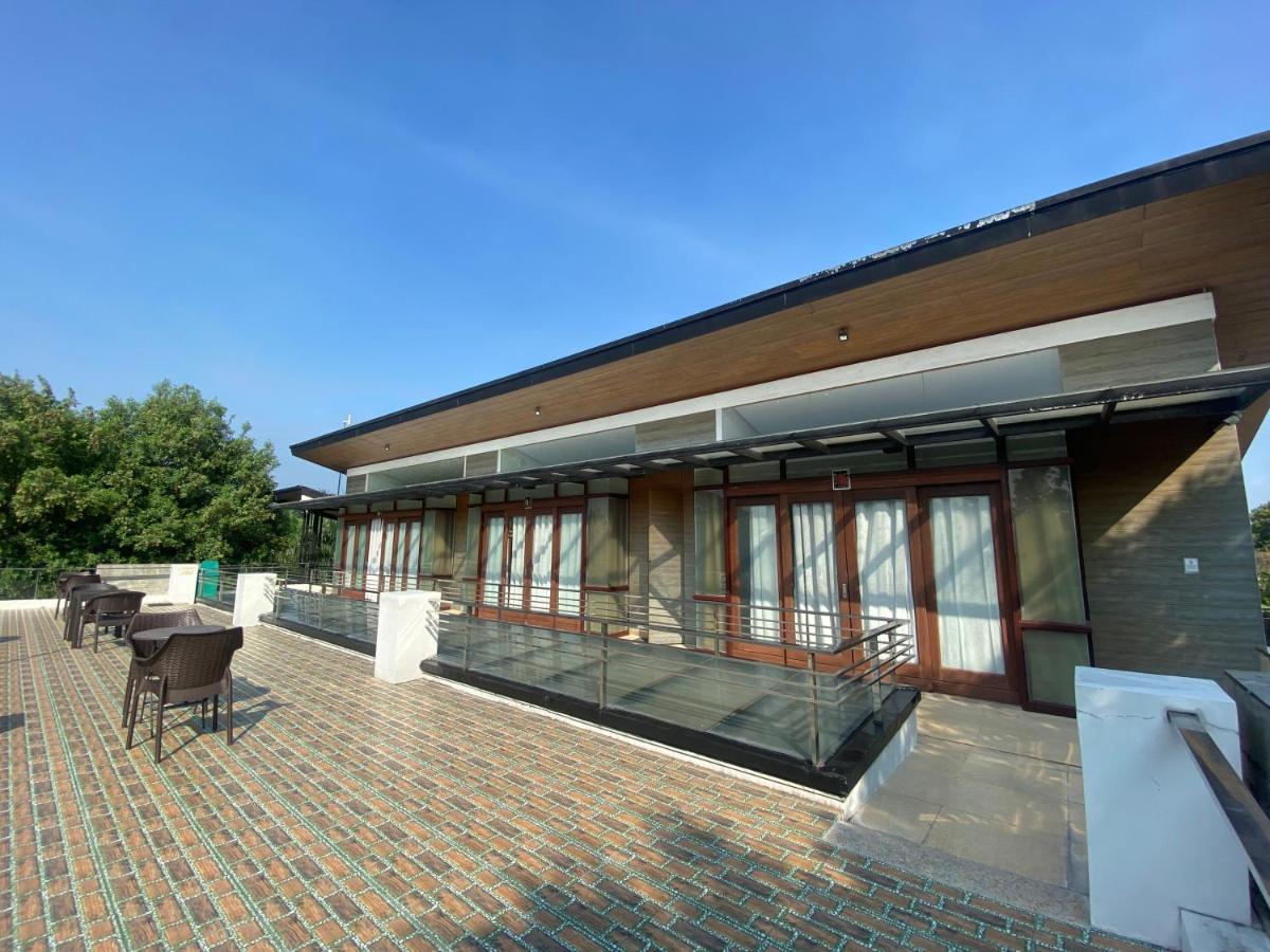 Floating Sanctuary Resort Powered By Cocotel Bulacan Eksteriør bilde